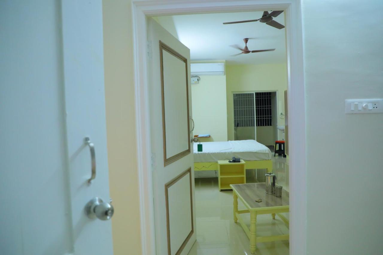 Srinivasa Hotel Tirupati Kültér fotó