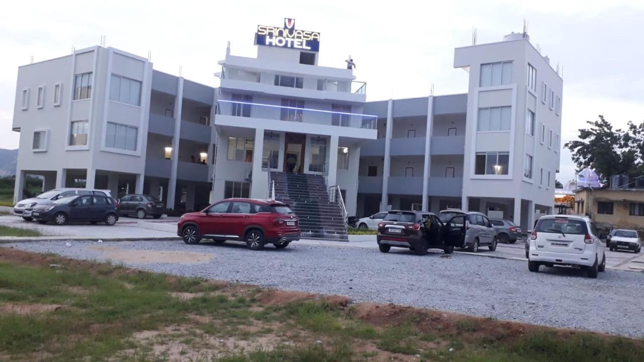 Srinivasa Hotel Tirupati Kültér fotó