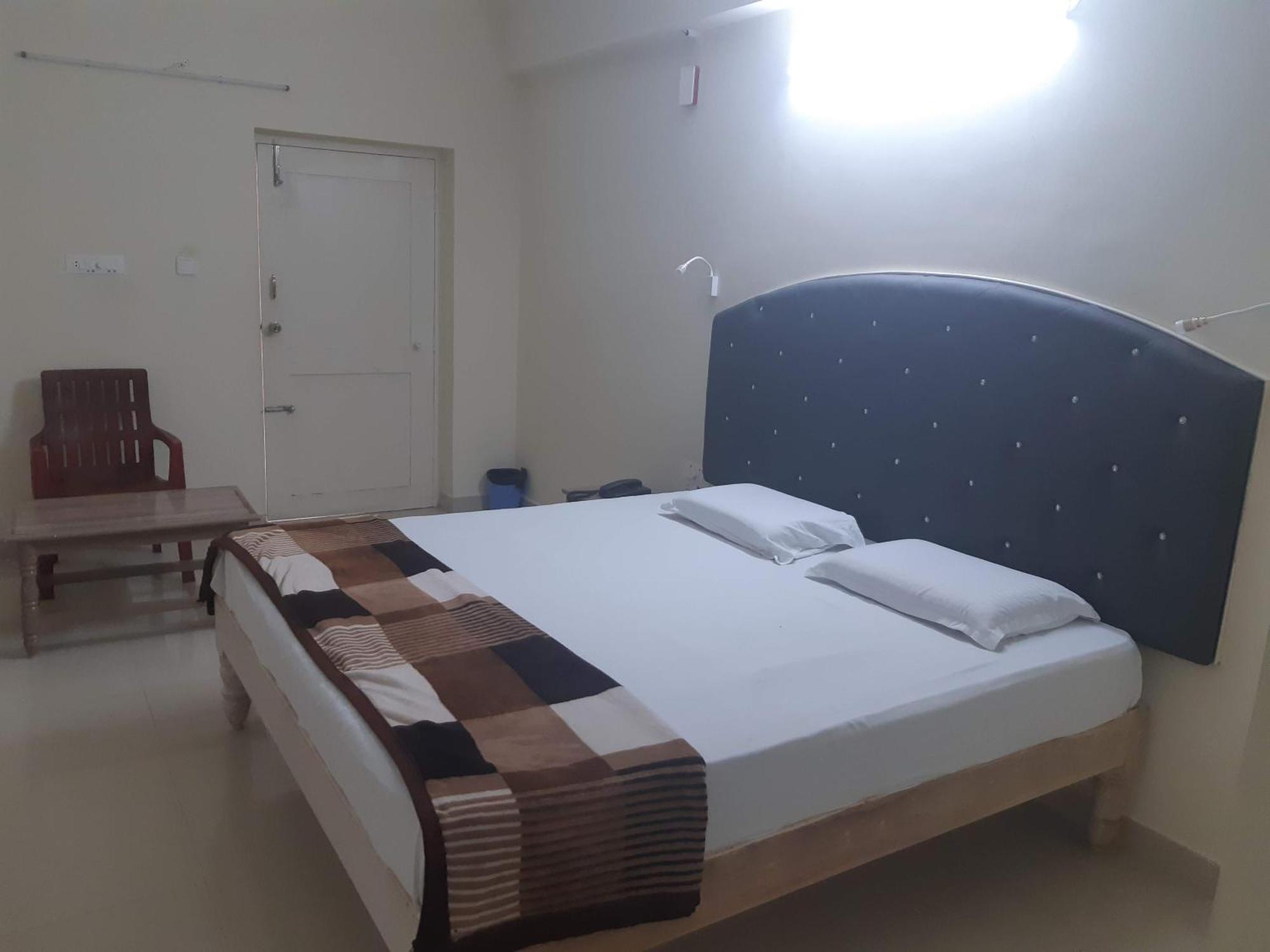Srinivasa Hotel Tirupati Kültér fotó