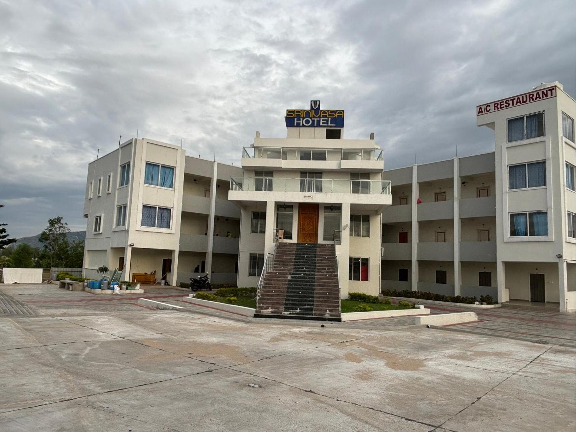 Srinivasa Hotel Tirupati Kültér fotó