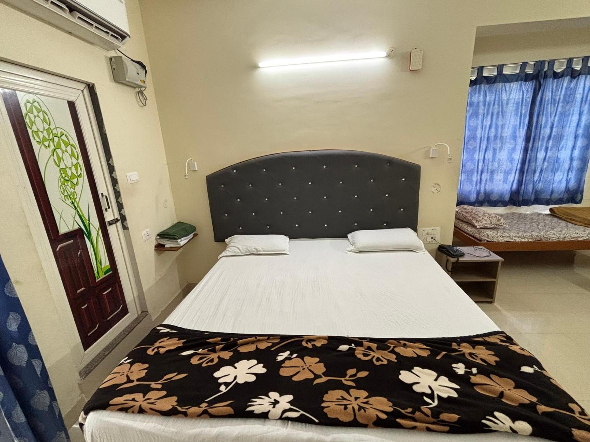 Srinivasa Hotel Tirupati Kültér fotó