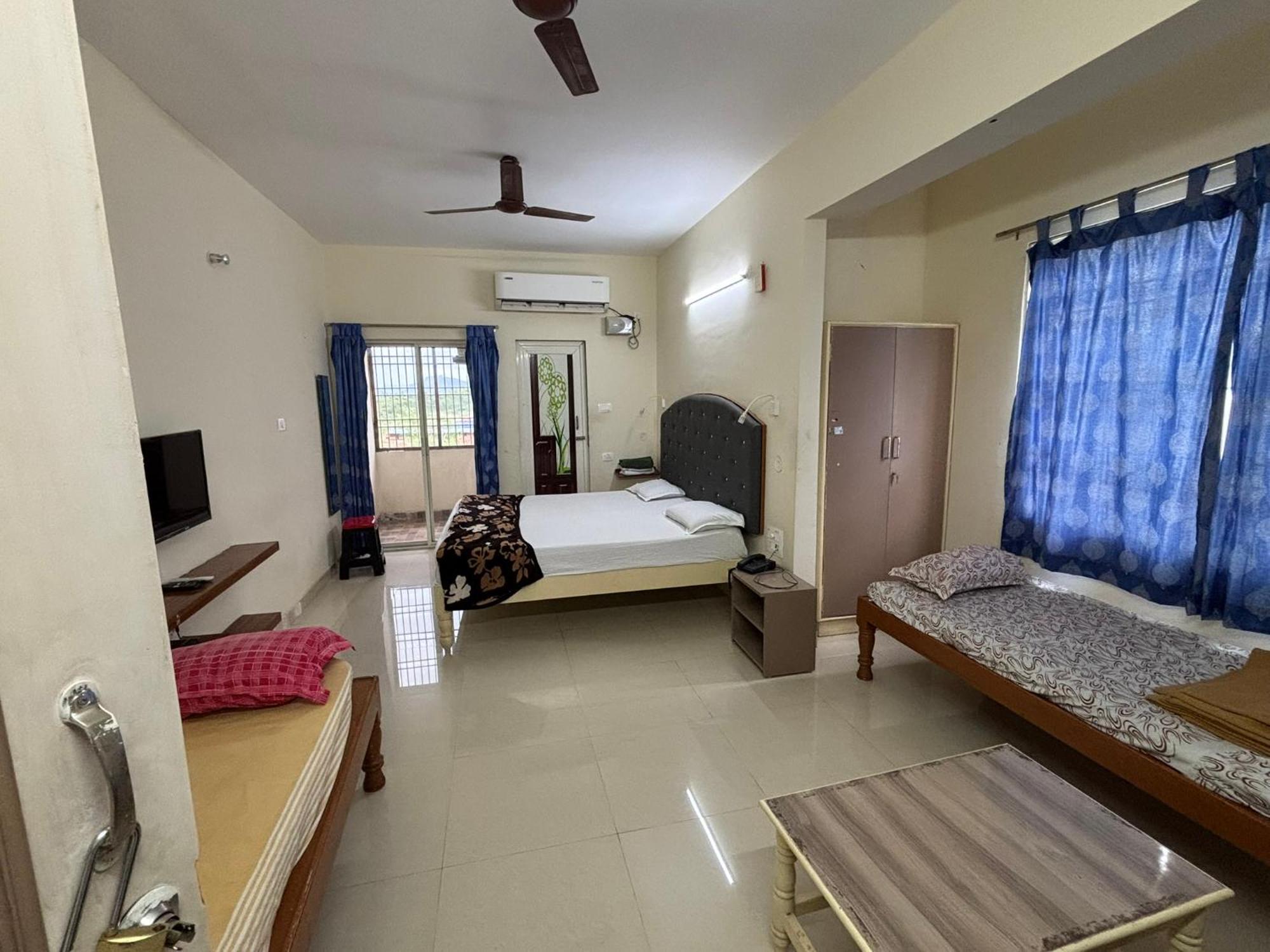 Srinivasa Hotel Tirupati Kültér fotó